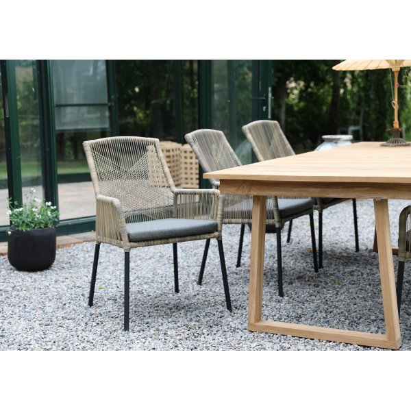 Saltö utematgrupp matbord 240x100 cm med 6 st Ystad karmstolar - Teak/Svart Saltö utematgrupp matbord 240x100 cm med 6 st Ystad karmstolar - Teak/Svart