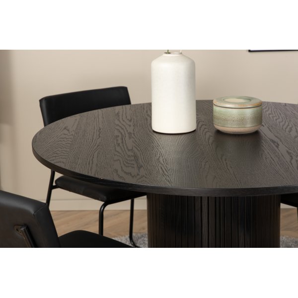 Bianca Matgrupp runt svart matbord med 4 st Kenth svart stolar