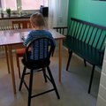 Sonen väljer sin stol med lite höjd. Vi har precis avslutat en lunch 4 vuxna och ett barn tack vare soffan. Linköping Pinnsoffa - Svart