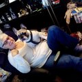 Här njuter jag o Dougglas varje dag o ryggen njuter av massage o värme Lanzer massagefåtölj med fotpall - Svart