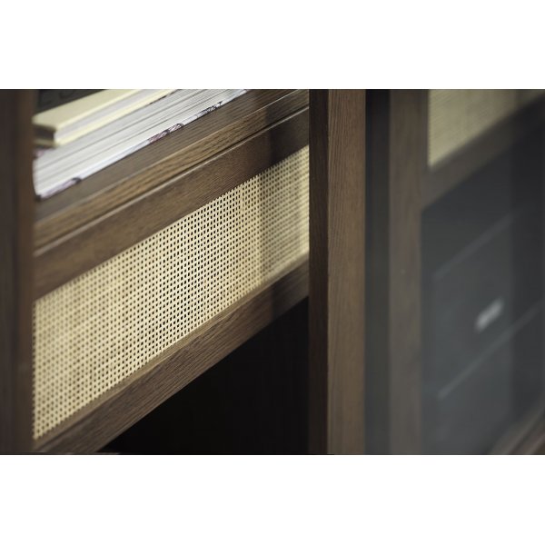 Yuma vitrinekast van gerookt eikenhout met rotan details Yuma vitrinekast van gerookt eikenhout met rotan details