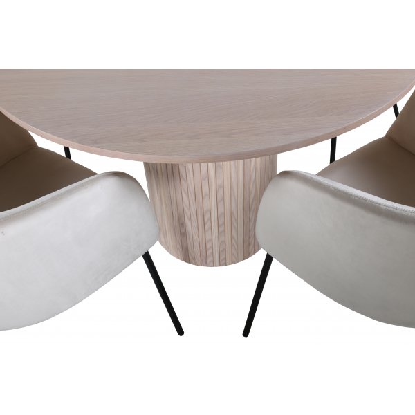 Bianca Matgrupp runt vitputsat matbord med 4 st Berit beige stolar