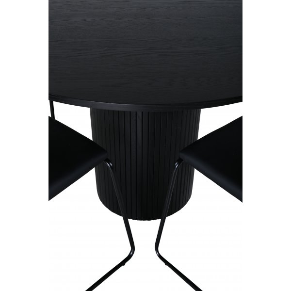 Bianca Matgrupp runt svart matbord med 4 st Kenth svart stolar