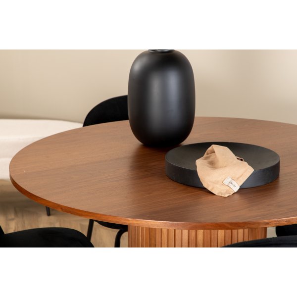 Bianca Matgrupp runt valnöt matbord med 4 st Wrinkles svart stolar Bianca Matgrupp runt valnöt matbord med 4 st Wrinkles svart stolar