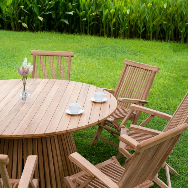 Salt� utegrupp i teak: runt bord �150 cm med 8 st karmstolar