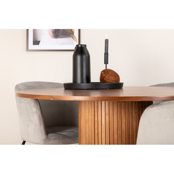 Bianca Matgrupp runt valnöt matbord med 4 st Berit grå stolar Bianca Matgrupp runt valnöt matbord med 4 st Berit grå stolar