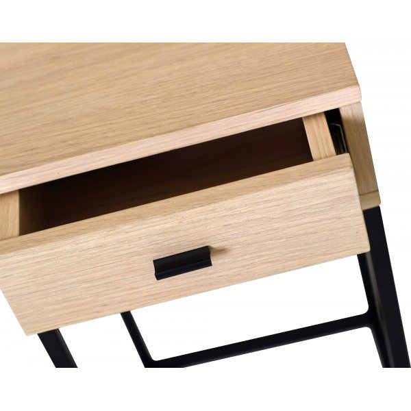 Regal sängbord H60 - Vitpigmenterad ekfanér/svart Regal sängbord H60 - Vitpigmenterad ekfanér/svart