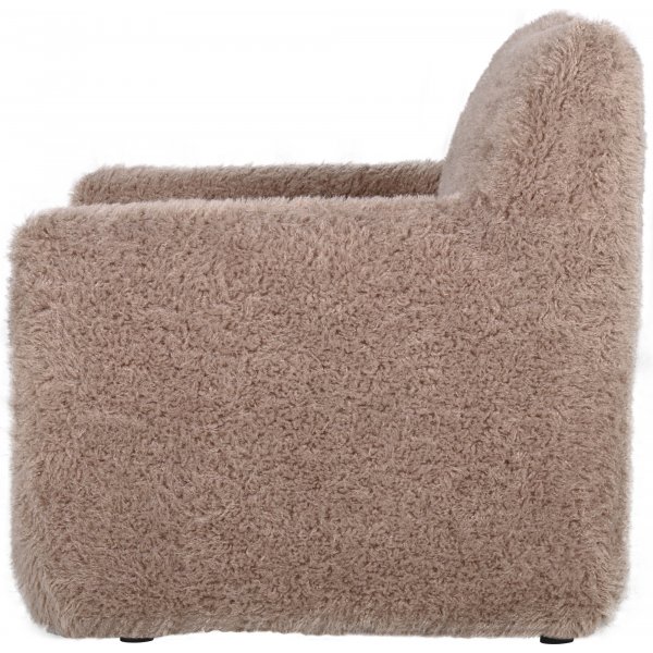 Fåtölj i fluffigt nougatfärgat tyg Fåtölj i fluffigt nougatfärgat tyg