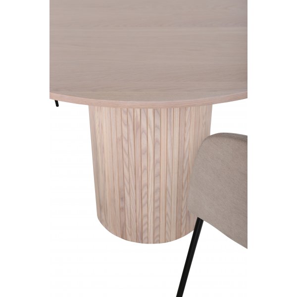 Bianca Matgrupp runt vitputsat matbord med 4 st Berit beige polyesterlinne stolar