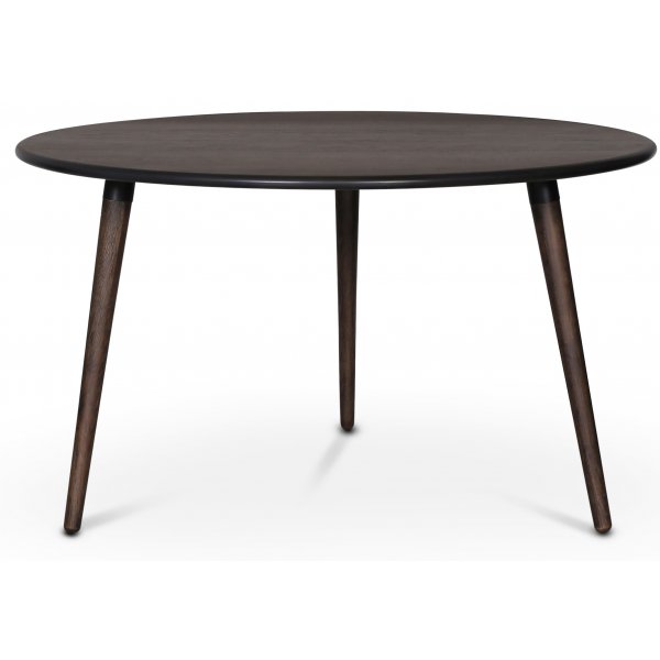 Omni matgrupp, runt matbord Ø130 cm inkl 4 st Orust svarta pinnstolar - Rökfärgad ek Omni matgrupp, runt matbord Ø130 cm inkl 4 st Orust svarta pinnstolar - Rökfärgad ek