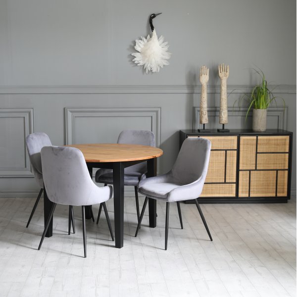 Dalarö runt matbord i oljad ek med svarta ben Ø110 cm Dalarö runt matbord i oljad ek med svarta ben Ø110 cm