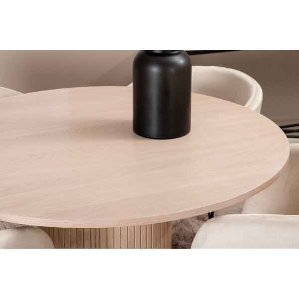 Bianca Matgrupp runt vitputsat matbord med 4 st Berit beige stolar Bianca Matgrupp runt vitputsat matbord med 4 st Berit beige stolar