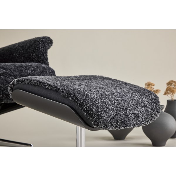 Ulla fåtölj med fotpall i fårskinn - Mörkgrå / Svartbets / Krom + Fläckborttagare för möbler Ulla fåtölj med fotpall i fårskinn - Mörkgrå / Svartbets / Krom + Fläckborttagare för möbler