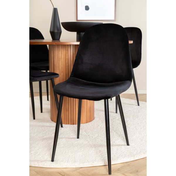 Bianca Matgrupp runt valnt matbord med 4 st Polar svart stolar