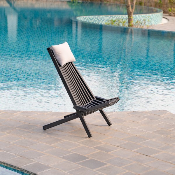 Däckstol svart med nackkudde + Rengöringsmedel för utemöbler Däckstol svart med nackkudde + Rengöringsmedel för utemöbler