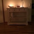 Jag bara älskar den. Dock är den lite ojämn i "fötterna" men vi har satt tossar under en "fot". Sen känns det som att lådorna ska ramla ur varje gång man släpper dem när dom är utdragna. Men jag älskar den ändå.. Den e så snygg och passar perfekt in i min tanke när jag köpte den.. Hedda avlastningsbord med 4 lådor - Antikvit