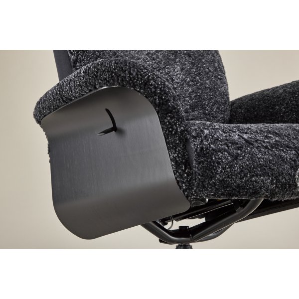 Ulla fåtölj med fotpall i fårskinn - Mörkgrå / Svartbets / Krom + Fläckborttagare för möbler Ulla fåtölj med fotpall i fårskinn - Mörkgrå / Svartbets / Krom + Fläckborttagare för möbler