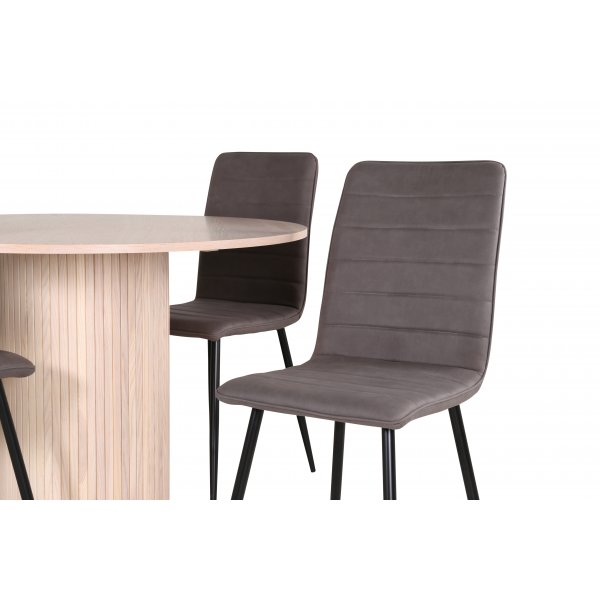 Bianca Matgrupp runt vitputsat matbord med 4 st Windu Lyx gr stolar