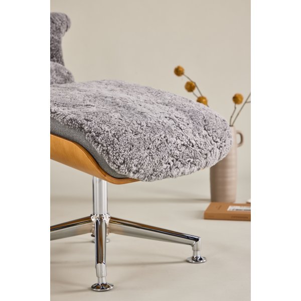 Ulla fåtölj med fotpall i fårskinn - Grå / Ek / Krom + Möbeltassar Ulla fåtölj med fotpall i fårskinn - Grå / Ek / Krom + Möbeltassar