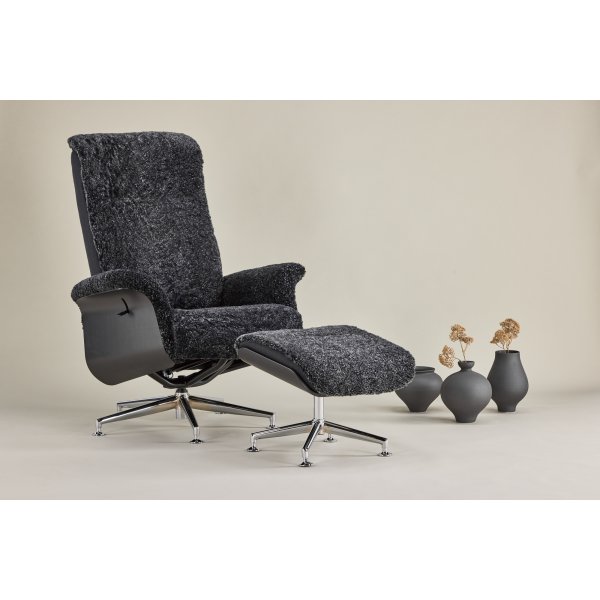 Ulla fåtölj med fotpall i fårskinn - Mörkgrå / Svartbets / Krom + Fläckborttagare för möbler Ulla fåtölj med fotpall i fårskinn - Mörkgrå / Svartbets / Krom + Fläckborttagare för möbler