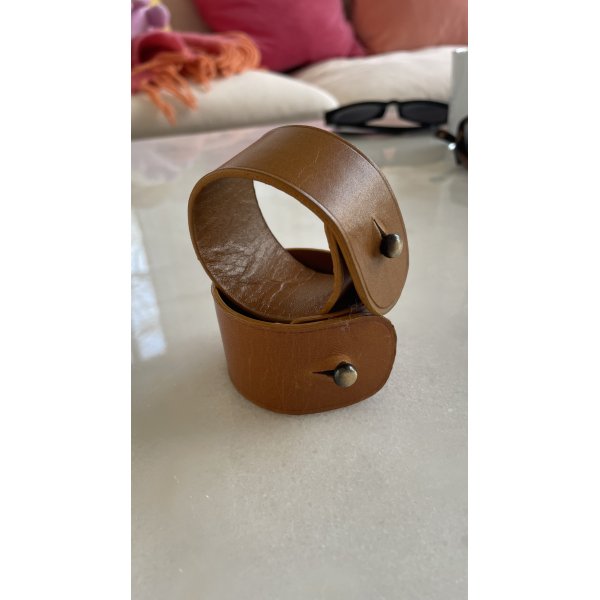 Servetring leer met bolgesp