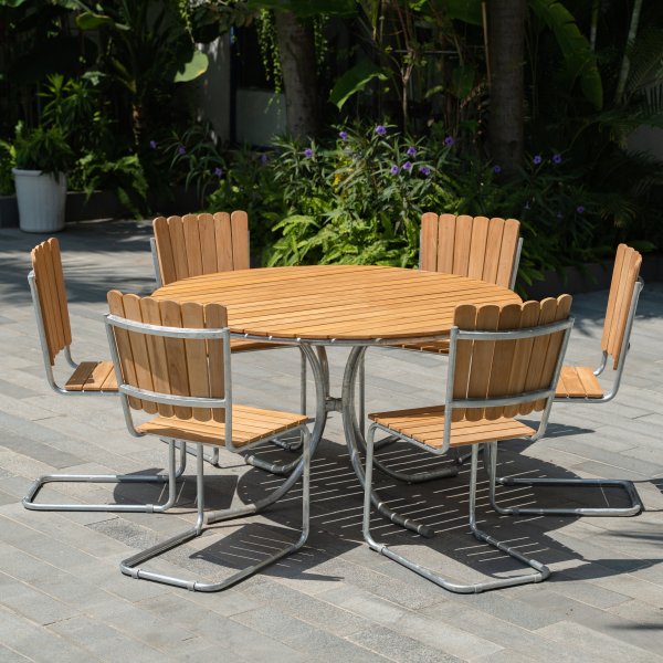 M�llan utegrupp i teak: 6 st stolar med matbord �130 cm