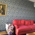 Härlig hallonröd Howard soffa Luxor i rum med William Morris-tapet. Howard Luxor soffa 4-sits - Valfri färg