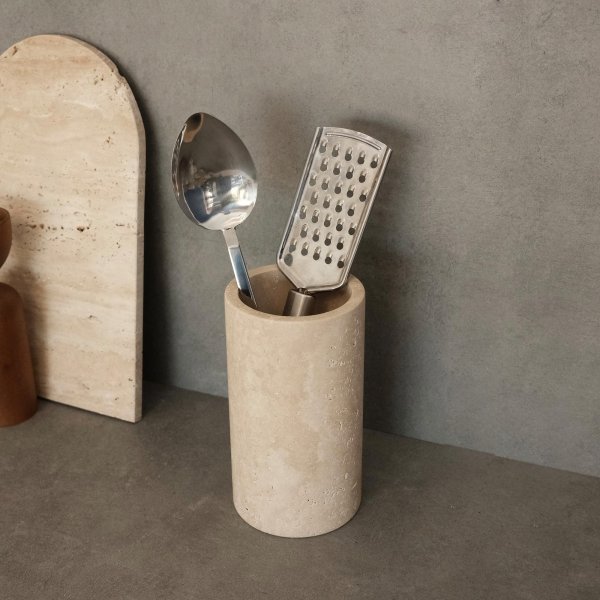 Redskapsstll i beige Travertinmarmor