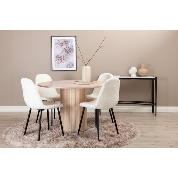 Bianca Matgrupp runt vitputsat matbord med 4 st Polar vit stolar Bianca Matgrupp runt vitputsat matbord med 4 st Polar vit stolar