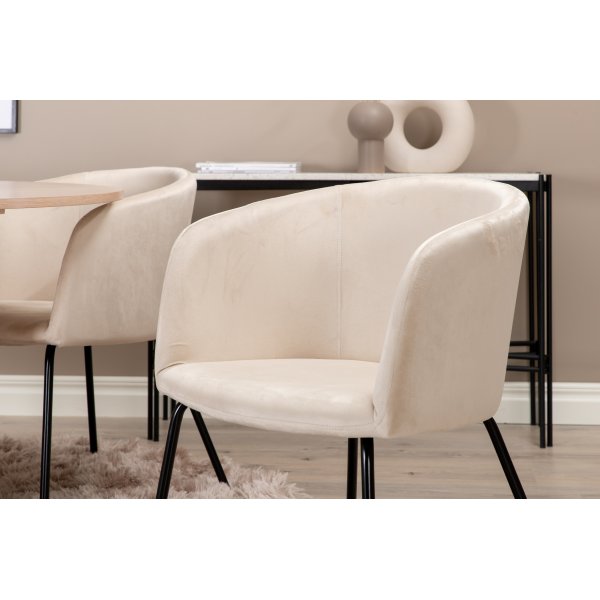 Bianca Matgrupp runt vitputsat matbord med 4 st Berit beige stolar Bianca Matgrupp runt vitputsat matbord med 4 st Berit beige stolar