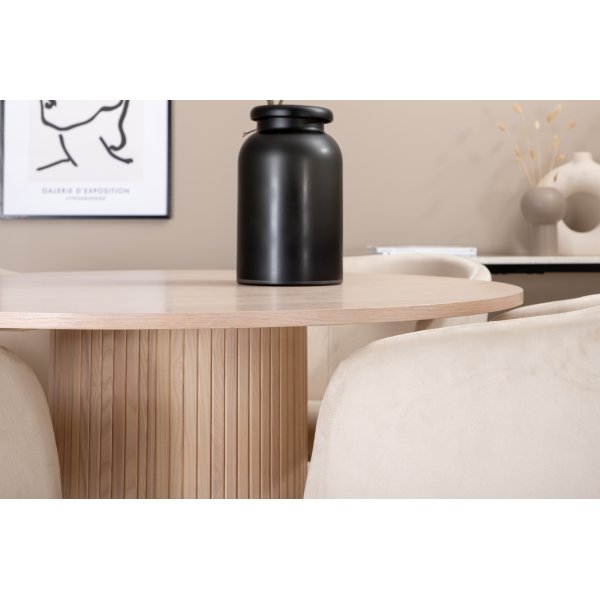 Bianca Matgrupp runt vitputsat matbord med 4 st Berit beige stolar Bianca Matgrupp runt vitputsat matbord med 4 st Berit beige stolar