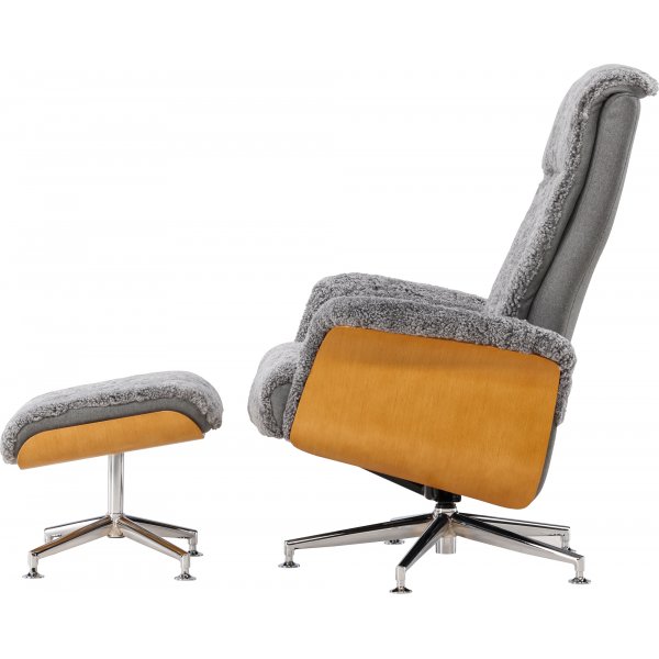 Ulla fåtölj med fotpall i fårskinn - Grå / Ek / Krom + Möbeltassar Ulla fåtölj med fotpall i fårskinn - Grå / Ek / Krom + Möbeltassar