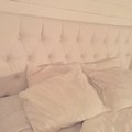 Över förväntan! Så lyxig "hotell" känsla gav den och så snygg va/är den! Ingen är nöjdare än jag White Day sänggavel vitt Ekoläder - Välj din bredd!