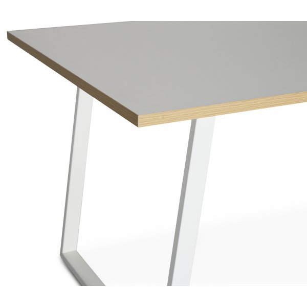 Edge matgrupp; Matbord i vit HPL 140x90 cm med 4 st vita Tyko stolar med rotting Edge matgrupp; Matbord i vit HPL 140x90 cm med 4 st vita Tyko stolar med rotting