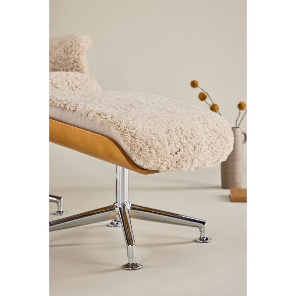 Ulla fåtölj med fotpall i fårskinn - Beige / Ek / Krom + Textilrengöring för möbler Ulla fåtölj med fotpall i fårskinn - Beige / Ek / Krom + Textilrengöring för möbler