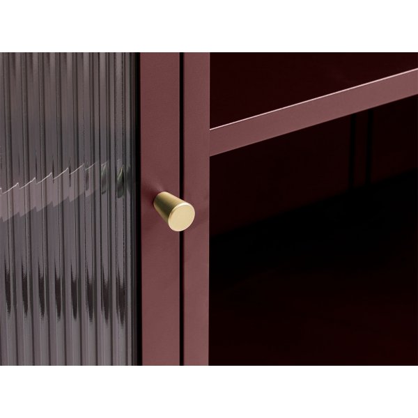 Buffet Dobb en métal bordeaux avec portes vitrées Buffet Dobb en métal bordeaux avec portes vitrées