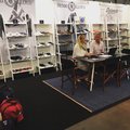 Här har vi använt vitlackade bokhyllor till en skomonter.
Lätta att packa upp och ned och passar perfekt som display för skor.
För att maximera ytan, placerades svarta trälådor längst ned under varje hylla. Bra att gömma undan saker som man inte vill ska synas.