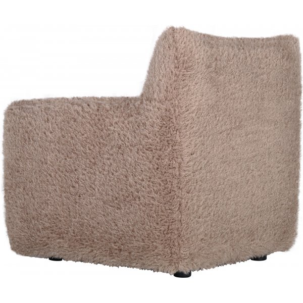 Fåtölj i fluffigt nougatfärgat tyg Fåtölj i fluffigt nougatfärgat tyg