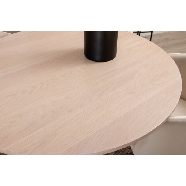 Bianca Matgrupp runt vitputsat matbord med 4 st Berit beige stolar Bianca Matgrupp runt vitputsat matbord med 4 st Berit beige stolar