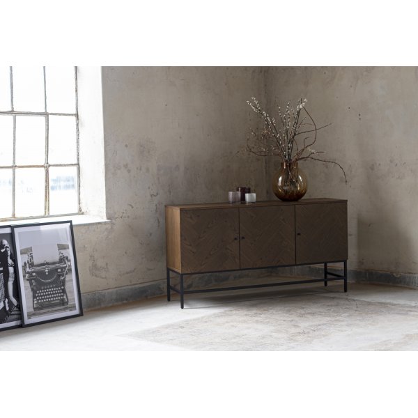 Edge dressoir - Bruingebeitst visgraat + Meubelpoten