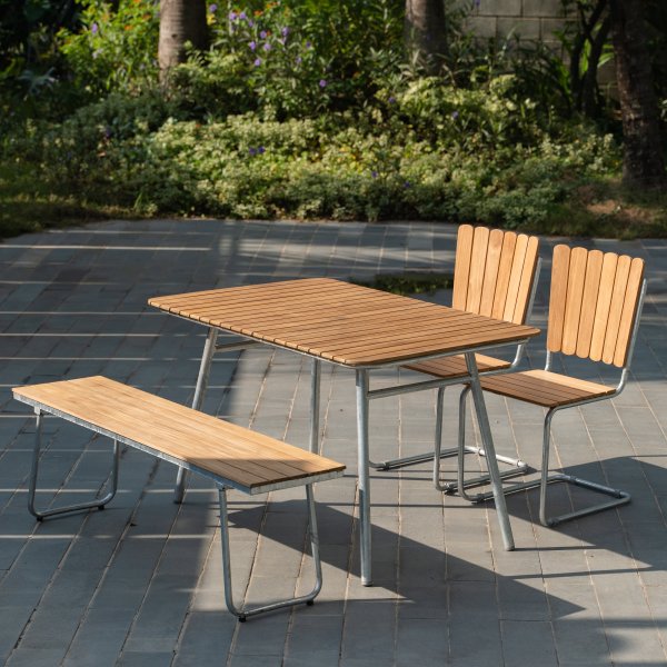 Mllan utegrupp i teak: 2 st stolar med bnk och matbord 120x80 cm