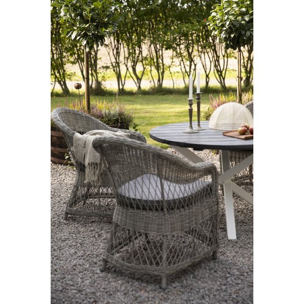 Utegrupp Marbella: Scottsdale runt grå/vit matbord Ø112 cm inklusive 4 st Marbella karmstolar i grå konstrotting Utegrupp Marbella: Scottsdale runt grå/vit matbord Ø112 cm inklusive 4 st Marbella karmstolar i grå konstrotting
