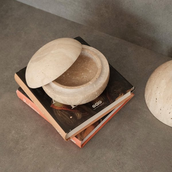 Skål med lock i beige Travertinmarmor Skål med lock i beige Travertinmarmor