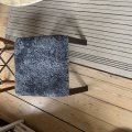Kundbild Lammet / Fushion fotpall i fårskinn scandinavian grey - Mörk valnöt: Fyller sitt syfte.