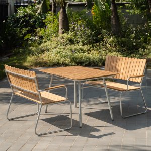 Möllan utegrupp i teak: 2 st soffor med matbord 120x80 cm Möllan utegrupp i teak: 2 st soffor med matbord 120x80 cm