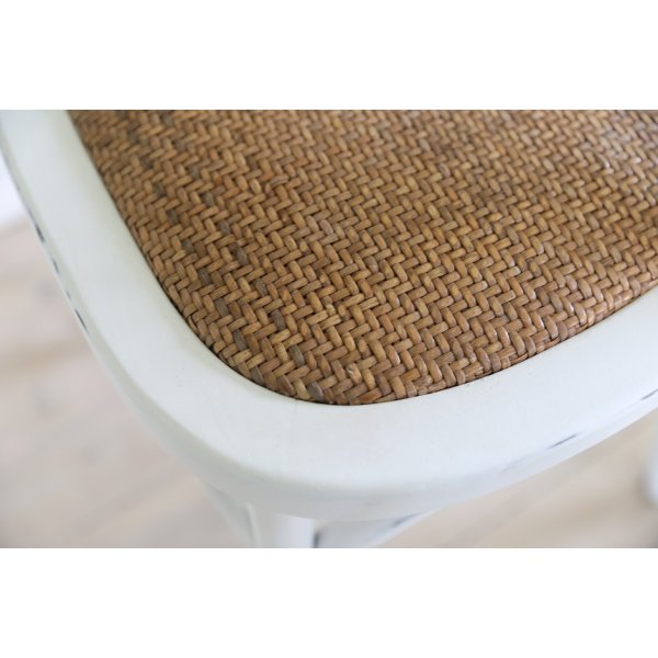 Gaston vit stol med rottingsits + Möbeltassar Gaston vit stol med rottingsits + Möbeltassar