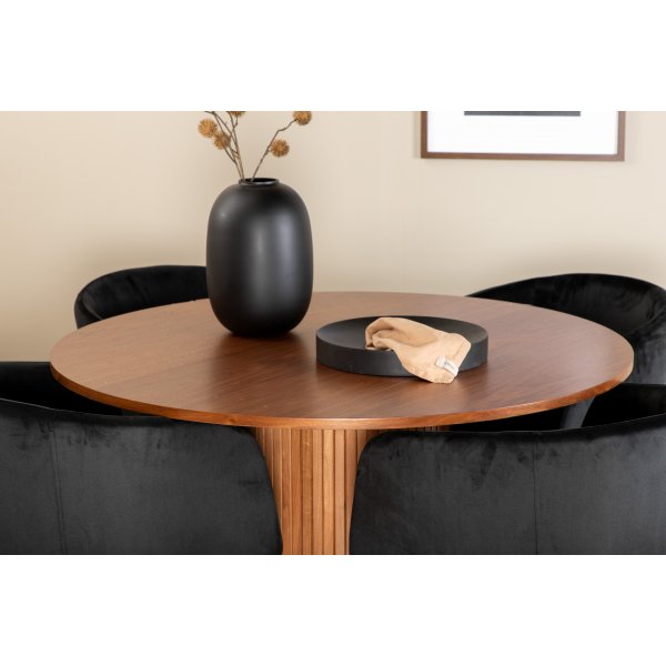 Bianca Matgrupp runt valnöt matbord med 4 st Berit svart stolar Bianca Matgrupp runt valnöt matbord med 4 st Berit svart stolar