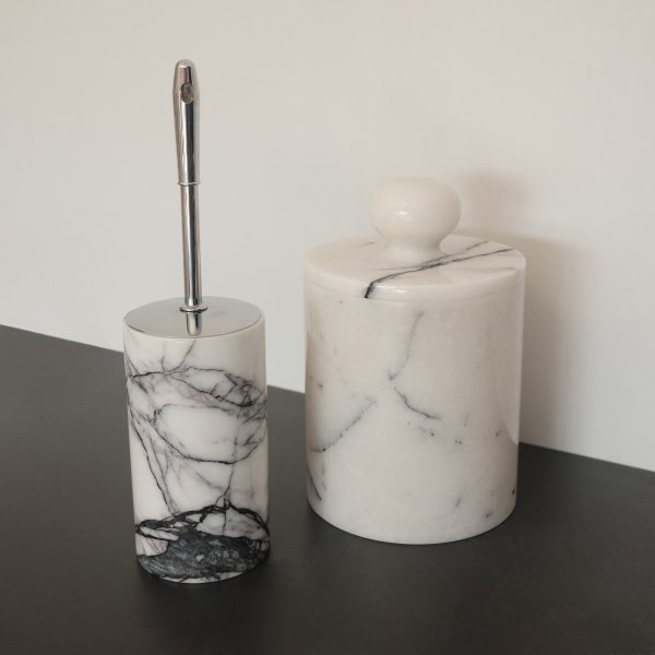 Badrumsset i vit marmor från Sicilien med 7 delar Badrumsset i vit marmor från Sicilien med 7 delar