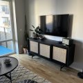 Kundbild Othello svart sideboard med skjutdörrar i rotting: Så fin TV-bänk. Gedigen och bra...