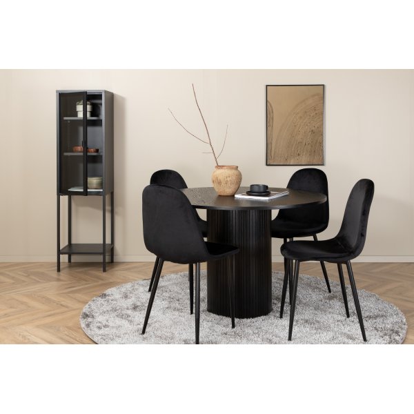 Bianca Matgrupp runt svart matbord med 4 st Polar svart stolar